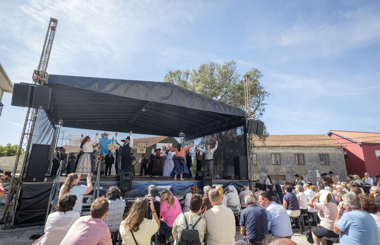 A Tradição do Folclore em Festival Identitária