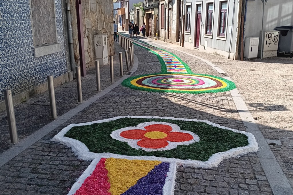 A Tradição dos Tapetes de Flores nas Ruas da Procissão