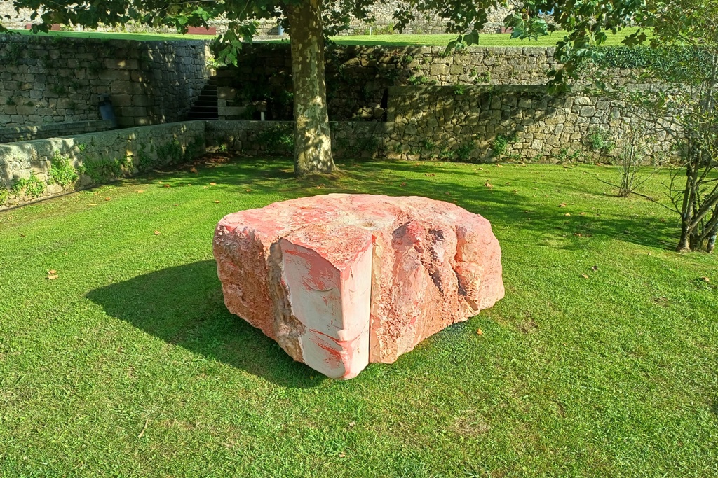 Uma Escultura para Celebrar a arte Lhano que Isabel ia Gostar