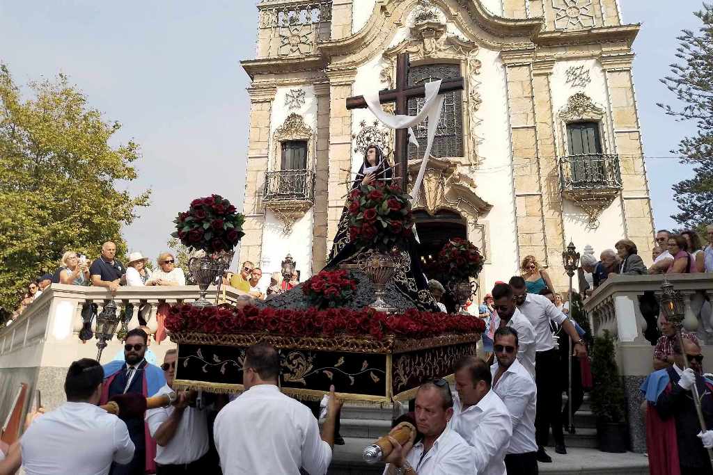 Os Fiéis Pediram à Senhora o Fim das suas Dores