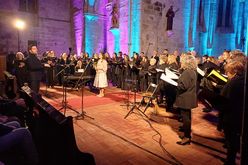 Igreja Santa Clara Recebeu Concerto Coral de Ano Novo